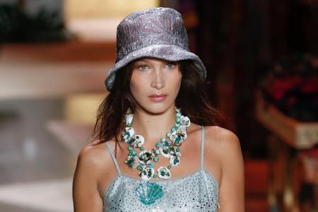 Ein Trend-Mitbringsel aus dem Vorjahr: der Bucket Hat. Was einst nur unter Anglern angesagt war, erfreute sich 2020 auch in ...