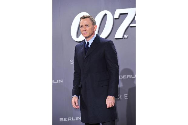 ...zum einen hatten die meisten die Personalie bereits geahnt, zum anderen konnten die Produzenten noch immer keinen verbind...