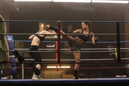 Lara Croft ist ein Adrenalin-Junkie, was sie etwa beim Kickboxen auslebt. Eindrucksvoll darf Alicia Vikander (r.) hier ihre ...