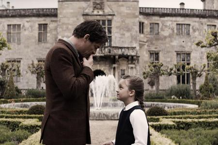 Sie soll das Erbe ihres Vater Richard Croft (Dominic West) antreten und seinen Tod akzeptieren - seit sieben Jahren ist er v...