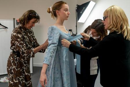 104 Kostüme trug Schauspielerin Phoebe Dynevor in der Serie