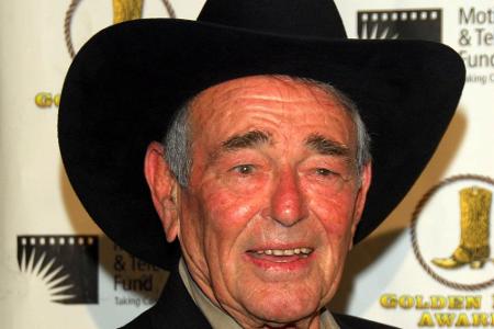 Mit 92 Jahren verabschiedete sich Hollywood-Legende Stuart Whitman von uns. Am 16. März schloss er im Kreis seiner Familie f...
