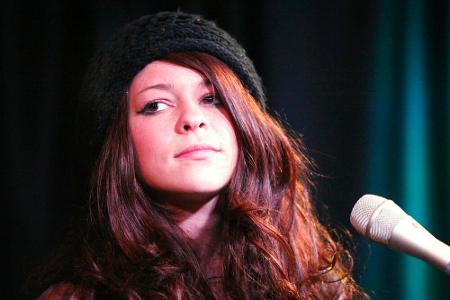 Viel zu jung ging Sängerin Cady Groves am 2. Mai von uns - sie wurde nur 30 Jahre alt. Bis zuletzt hatte Groves an einem neu...