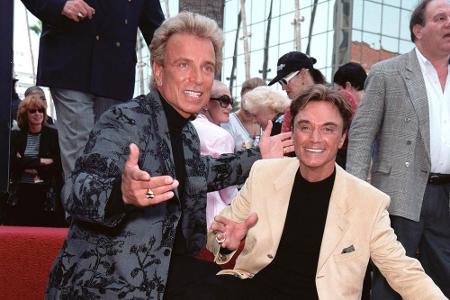 Die Welt war geschockt, als der Tod von Star-Magier Roy Horn (r.) bekannt wurde. Er verstarb am 8. Mai im Alter von 75 Jahre...
