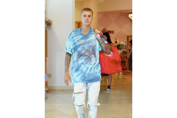 'Changes' ist gleich an der Spitze der Billboard 200 eingestiegen, was mit dem Verkauf von 231.000 Platen gleichzusetzen ist... 'Changes' ist gleich an der Spitze der Billboard 200 eingestiegen, was mit dem Verkauf von 231.000 Platen gleichzusetzen ist...