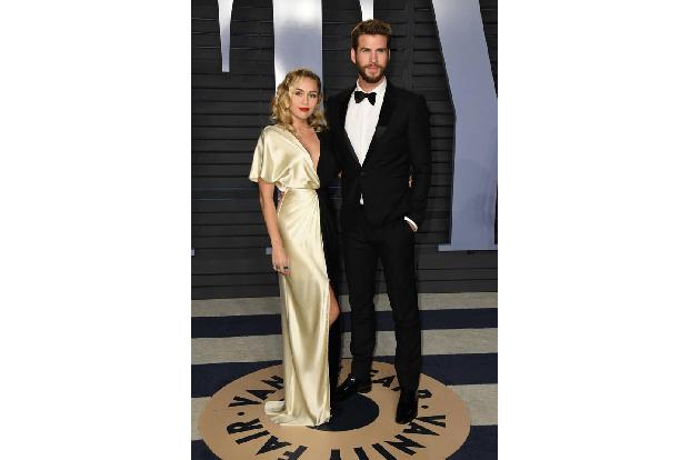 …dafür Miley Cyrus und Liam Hemsworth. Nachdem sich das Paar während der Dreharbeiten zum Liebesdrama 'Mit Dir an meiner Sei... …dafür Miley Cyrus und Liam Hemsworth. Nachdem sich das Paar während der Dreharbeiten zum Liebesdrama 'Mit Dir an meiner Sei...