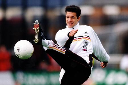 Die logische Konsequenz von Ballacks Aufstieg ist die Nominierung in die A-Nationalmannschaft. 1999 trägt der Mittelfeldmoto...
