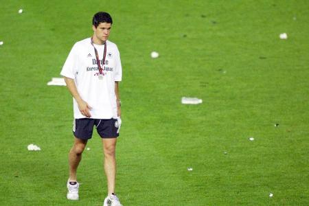 Wenige Wochen nach dem verpassten CL-Titel geht Ballack erneut leer aus. Nachdem er die deutsche Nationalmannschaft mit sein...