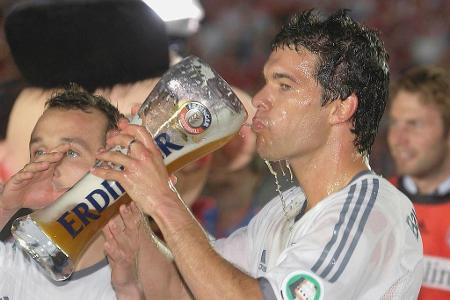 Aus dem Feiern kommt der Mittelfeldspieler im Trikot des FCB nur schwer raus. Mit den Münchnern holt er in nur vier Jahren d...