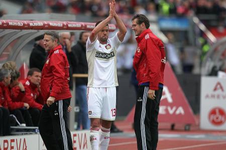 Sein letztes Profi-Spiel absolviert Ballack am 5. Mai 2012 in Nürnberg. Mit der Werkself gewinnt der 'Capitano' 4:1 und feie...