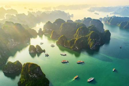 Ein beliebtes Fotomotiv ist die Halong-Bucht im Norden Vietnams. Seit 1994 ist die Bucht mit ihren knapp 2.000 Kalkfelsen ei...
