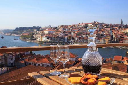 So nah und doch so fern: Tiefblaues Meer und eine Kultur, die ihresgleichen sucht - Portugal hat einiges zu bieten. Das Land...