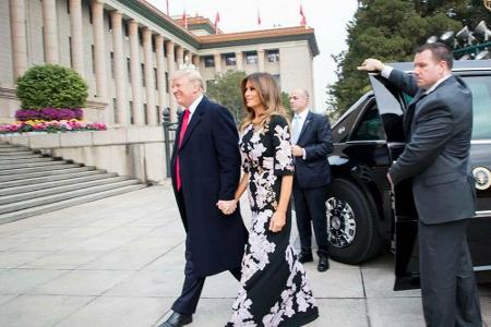 Bei einem Treffen mit dem chinesischen Präsidenten in Beijing glänzte die First Lady in einer schwarzen Abendrobe mit floral...