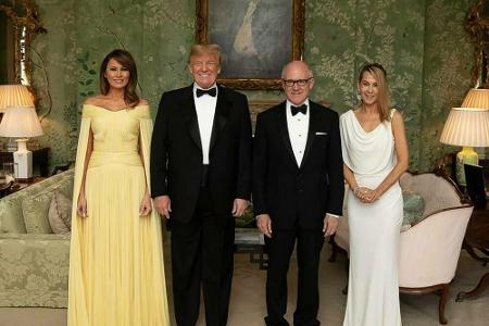 Im selben Monat strahle sie auch an der Seite des amerikanischen Botschafters im Vereinigten Königreich, Woody Johnson, und ...