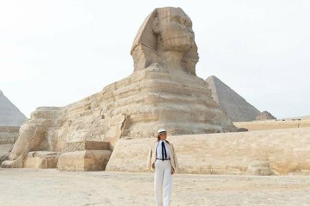 Unterwegs in Ägypten: Für ihren Trip zu den Pyramiden von Gizeh hüllte sich Melania Trump im Oktober 2018 in modisches Weiß.