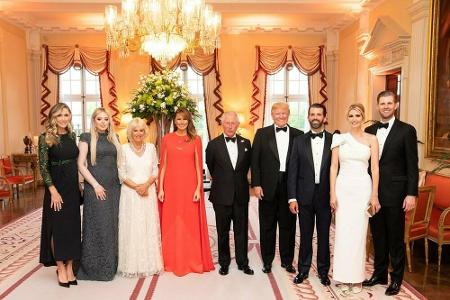 Fast wie eine echte Prinzessin kam Melania Trump im Juni 2019 daher. Für die Begegnung mit Herzogin Camilla und Prinz Charle...