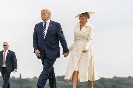 Gut behütet zeigte sich die Ehefrau von Donald Trump außerdem in Southampton, England. Ihr Ton-in-Ton-Look aus Mantel, Kleid...