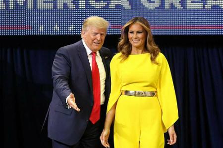 Für einen leuchtenden Modemoment sorgte Melania Trump auch im US-amerikanischen Orlando. Der Auftaktveranstaltung zur Wahlka...