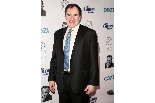 ...dürfte Richard Kind ein heißer Kandidat sein. Denn die beiden sind schon lange befreundet, bevor Clooney A-Promi wurde. T...