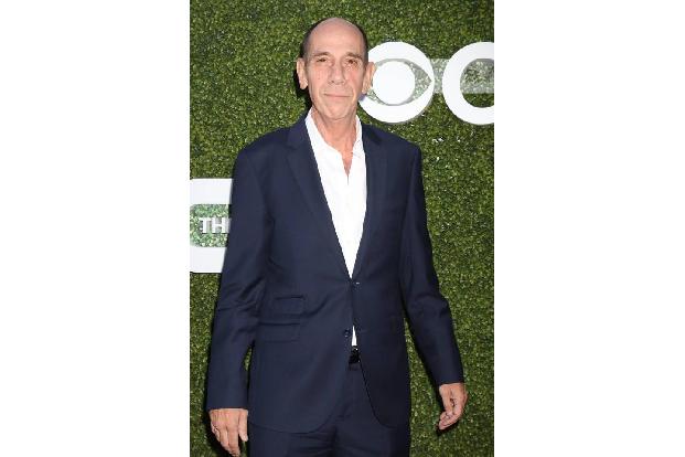 ...Miguel Ferrer kennt er noch länger. Denn der Schauspieler ist nämlich sein Cousin. Da ist es schon sehr wahrscheinlich, d...
