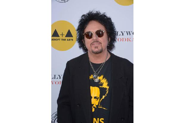 ...Steve Lukather. Er ist ein weiterer Kumpel aus George Clooneys Zeit als noch unprominenter Schauspieler. Ob der Musiker s...
