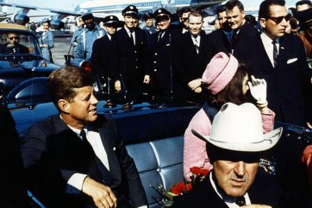 Der 22. November 1963 versetzt nicht nur die USA, sondern die ganze Welt in Schockstarre: US-Präsident John F. Kennedy sackt... Der 22. November 1963 versetzt nicht nur die USA, sondern die ganze Welt in Schockstarre: US-Präsident John F. Kennedy sackt...