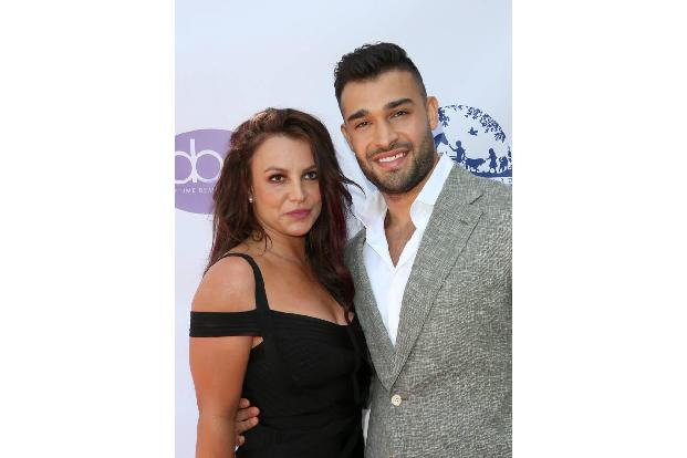 Britney Spears hat zurzeit einen Gipsfuß. Ihr Freund Sam Asghari plauderte auf Social Media aus, dass sich die Sängerin bei ... Britney Spears hat zurzeit einen Gipsfuß. Ihr Freund Sam Asghari plauderte auf Social Media aus, dass sich die Sängerin bei ...