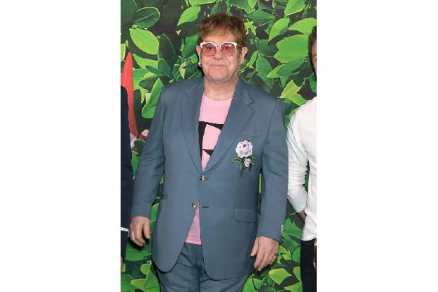 ...Elton John. Gemeinsam fuhren sie durch ein verregnetes Los Angeles, trällerten 'Your Song' und legten sich modische Boas ...