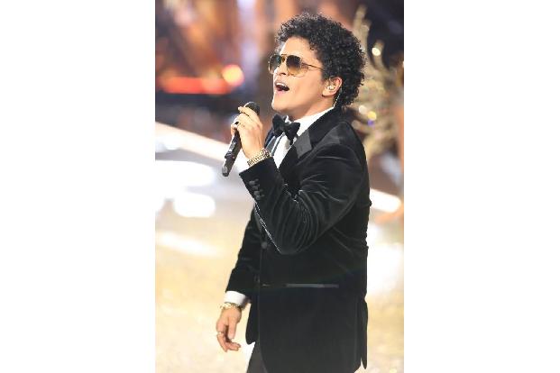 ...Bruno Mars, der sich mit James lange über seine geliebten Seidenhemden unterhielt und eine ganze Reihe extravaganter Hüte...
