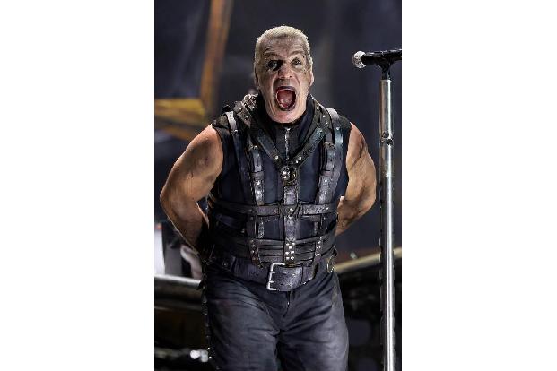 Man liebt sie oder man hasst sie – Rammstein gehören zu den kontroversesten und gleichzeitig bekanntesten Bands Deutschlands... Man liebt sie oder man hasst sie – Rammstein gehören zu den kontroversesten und gleichzeitig bekanntesten Bands Deutschlands...