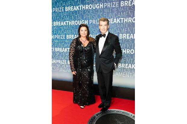 …beiden lieben sich seit eh und je: Pierce Brosnan und seine Frau Keely Shaye Smith. 2001 gaben sich die Journalistin und de...
