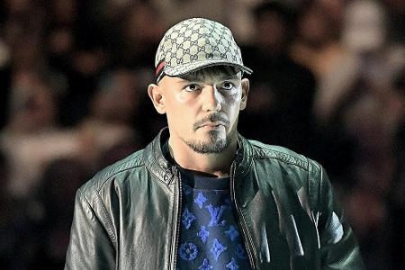 Mehr als nur Musiker: Rapper Capital Bra hat seine eigene Tiefkühlpizza auf den Markt gebracht. Ein voller Erfolg, denn die ... Mehr als nur Musiker: Rapper Capital Bra hat seine eigene Tiefkühlpizza auf den Markt gebracht. Ein voller Erfolg, denn die ...