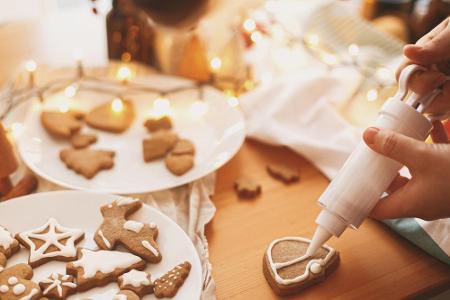 Was in der Adventszeit auf keinen Fall fehlen darf? Natürlich selbst gebackene Plätzchen. Damit in der heimischen Weihnachts... Was in der Adventszeit auf keinen Fall fehlen darf? Natürlich selbst gebackene Plätzchen. Damit in der heimischen Weihnachts...