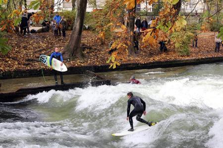 München liegt nicht am Meer, dennoch ist Surfen in der bayerischen Landeshauptstadt total angesagt. Am Eisbach zeigen Surfer...