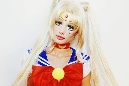 Als Model ist es Taylor Hill gewohnt, in verschiedene Rollen zu schlüpfen. Mit ihrer diesjährigen Halloween-Verkleidung hat ... Als Model ist es Taylor Hill gewohnt, in verschiedene Rollen zu schlüpfen. Mit ihrer diesjährigen Halloween-Verkleidung hat ...