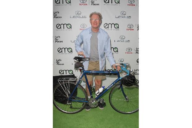 Von wegen Stars nehmen ausschließlich Limousinen! Ed Begley Jr. taucht auch schon mal auf Filmpremieren mit dem Fahrrad auf....