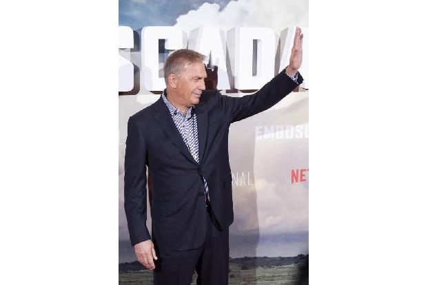 Kevin Costner hat ein Vermögen in eine Firma investiert, die sich darauf spezialisiert, nach Ölkatastrophen das Meer und die...
