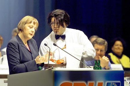 Hape Kerkeling bringt Angela Merkel ein Eis