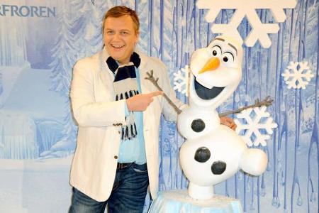 ...kleinen Zuschauer haben dank Hape Kerkeling viel zu Lachen. Zuletzt lieh der Comedian dem kleinen Schneemann Olaf in Disn...