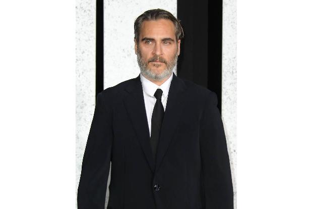 ...Joaquin Phoenix war dabei, als sein Bruder River 1993 starb. Der Frauenschwarm war erst 23 Jahre alt, als er in Folge ein...