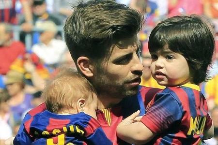 ...die Gene des Papas durchschlagen? Fußballgott Gerard Piqué, der hier seine Söhne Milan und Sasha in den Armen hält, hat d...