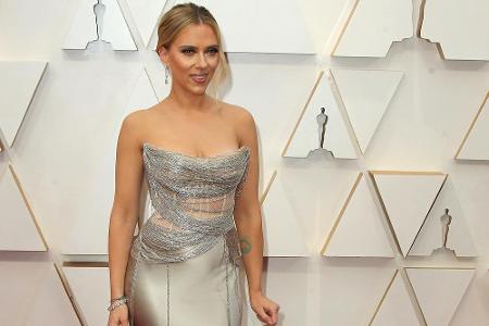 Scarlett Johansson war bei den Oscars 2020 gleich doppelt nominiert, ging aber als Haupt- und Nebendarstellerin leer aus. Da... Scarlett Johansson war bei den Oscars 2020 gleich doppelt nominiert, ging aber als Haupt- und Nebendarstellerin leer aus. Da...