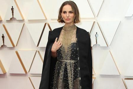 Natalie Portman erschien in Dior und trug ein besonderes Statement auf ihrem Mantel: Die Namen aller Regisseurinnen, die in ...
