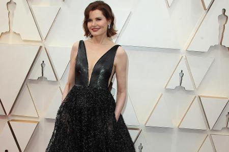 Geena Davis trug Romona Keveža. Sie zeigte mit dem V-Ausschnitt bis fast zum Bauchnabel, dass man auch mit 64 Jahren nicht m...