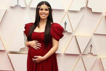 America Ferrera präsentierte ihren Babybauch in einer roten Robe von Alberta Ferretti. Die leichten Puff-Ärmel und das golde...