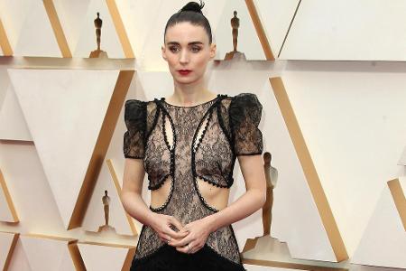 Rooney Mara, die ihren Partner Joaquin Phoenix bei seinem ersten Oscar-Gewinn begleitete, trug ein schwarzes Kleid von Alexa...
