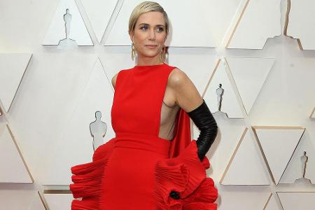 Kristen Wiig zog mit ihrer roten Robe von Valentino Haute Couture den Twitter-Spott auf sich. Der Tenor: Das Kleid mache hun...