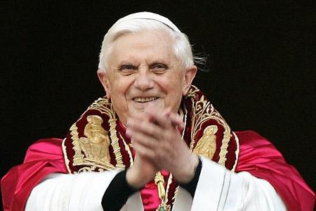 Benedikt XVI. grüßt nach der Papst-Wahl am 19. April 2005 auf den Petersplatz in Rom.