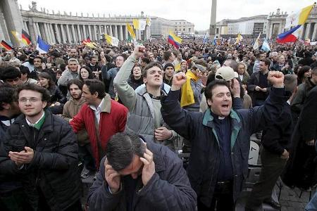 Jubel bei den Gläubigen auf dem Petersplatz über die Wahl des neuen Papstes.