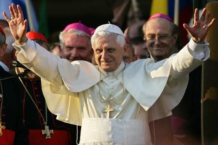 Benedikt XVI. bei seinem ersten Deutschlandbesuch im September 2005 anlässlich des Weltjugendtags in Köln.
